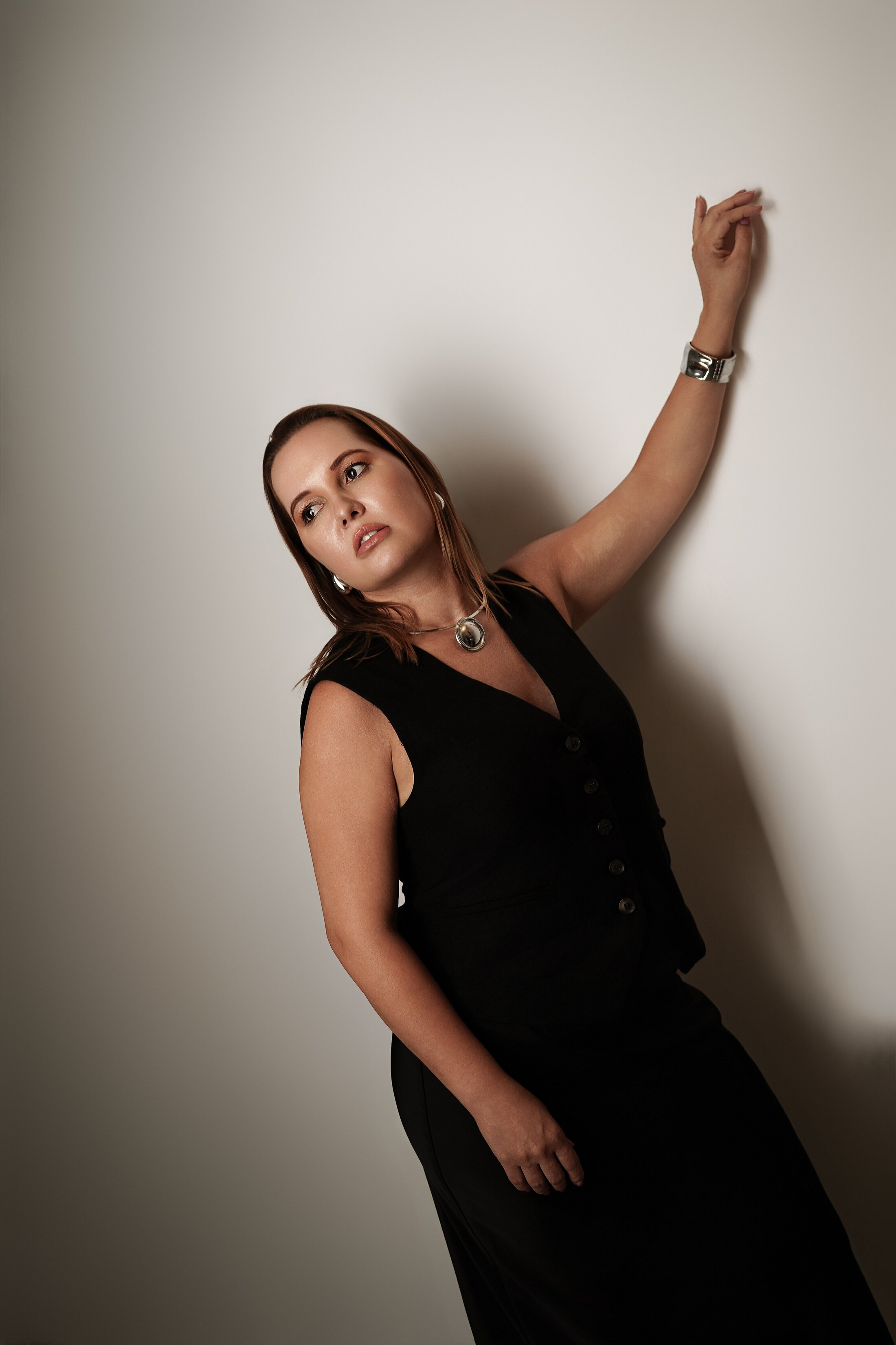 Monique Laira em ensaio editorial de movimento e feminilidade contemporânea